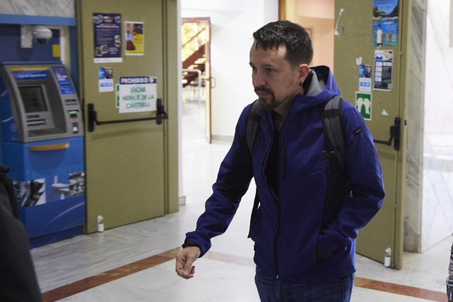 Archivo - El exlíder de Podemos Pablo Iglesias, llega a la Escuela de Ingeniería durante la presentación de su libro 'Medios y cloacas', a 11 de noviembre de 2022 en Sevilla (Andalucía, España). El exlider de Podemos, Pablo Iglesias, acude a Sevilla a pre