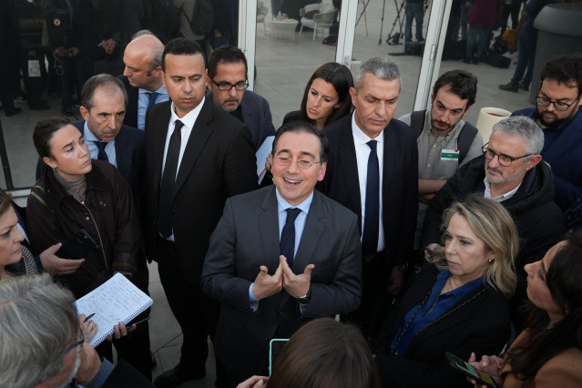 El ministro de Asuntos Exteriores, Unión Europea y Cooperación, José Manuel Albares, atiende a medios a su llegada al Aeropuerto Internacional Mohammed V, a 1 de febrero de 2023, en Rabat (Marruecos).