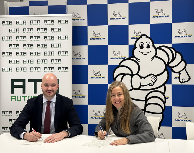 El vicepresidente de ATA, Fermín Albadalejo, y Laura Crespo, responsable de Comunicación Comercial en Michelin durante la firma del acuerdo