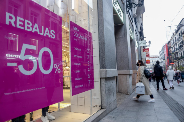 Una mujer entra en una tienda Lefties, a 7 de enero de 2022, en Madrid (España).