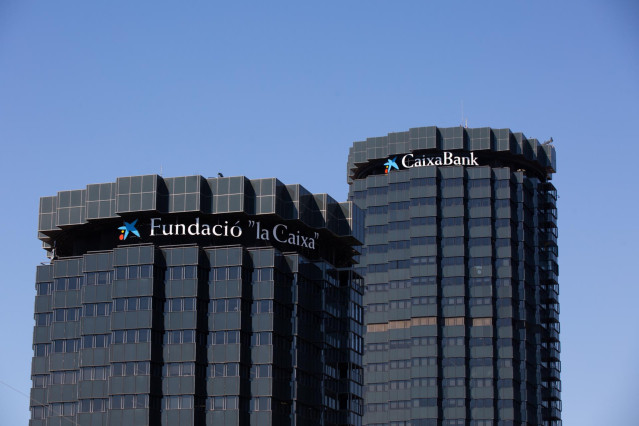 Archivo - Fachada de la sede de CaixaBank en en Barcelona