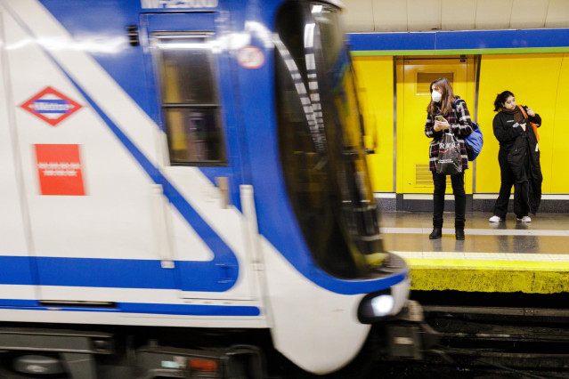 Dos mujeres esperan a un Metro suben en el andén de la estación de Metro de Callao, a 26 de enero de 2023, en Madrid (España). Durante una entrevista, la portavoz del Ejecutivo ha informado que después del seguimiento y análisis de la última fase de la in