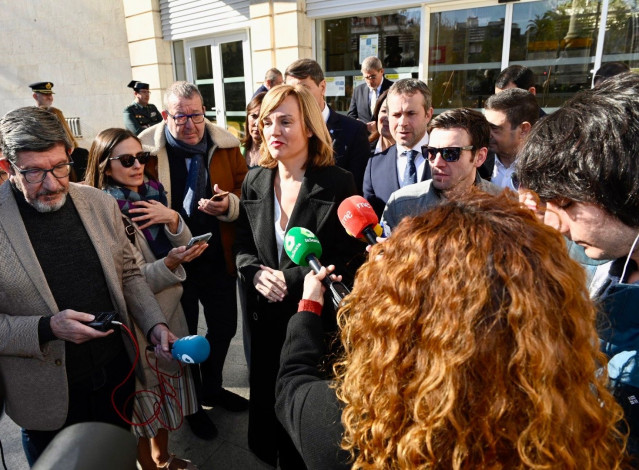 Pilar Alegría atiende a los periodistas.