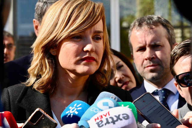 La ministra de Educación, Pilar Alegría, atiende a los periodistas en Jaén.