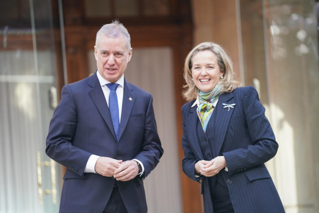 Archivo - El Lehendakari, Iñigo Urkullu, y la vicepresidenta primera y ministra de Asuntos Económicos, Nadia Calviño, en el Palacio de Ajuria Enea, en Vitoria-Gasteiz