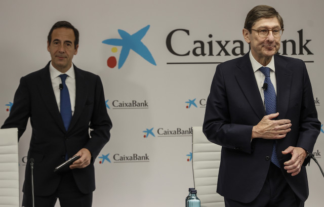 El consejero delegado de CaixaBank, Gonzalo Gortázar (i) y el presidente de la entidad, José Ignacio Goirigolzarri (d), durante la presentación de los resultados de CaixaBank correspondientes al ejercicio 2022, a 3 de febrero de 2023, en Valencia, Comunid