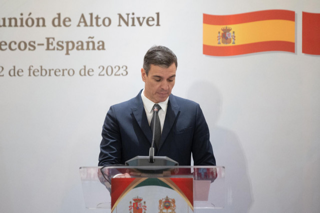 El presidente del Gobierno, Pedro Sánchez, realiza una declaración institucional a los medios de comunicación tras el pleno de la XII Reunión de Alto Nivel Marruecos-España, en la sede del Ministerio de Exteriores marroquí.