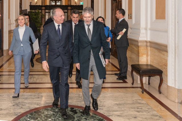 El ministro del Interior, Fernando Grande-Marlaska, con su homólogo italiano, Matteo Piantedosi