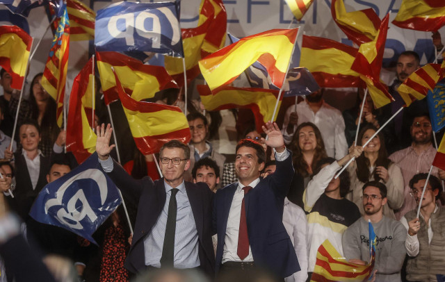 Archivo - El presidente del Partido Popular, Alberto Núñez Feijóo (i), y el presidente del PP en la Comunidad Valenciana, Carlos Mazón, en el acto 'En defensa de un gran país', en el centro de eventos Feria Valencia, a 16 de diciembre de 2022, en Valencia