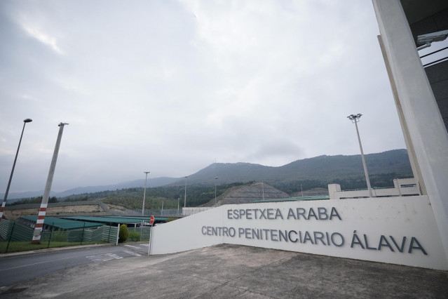 Archivo - Entrada del centro penitenciario Álava