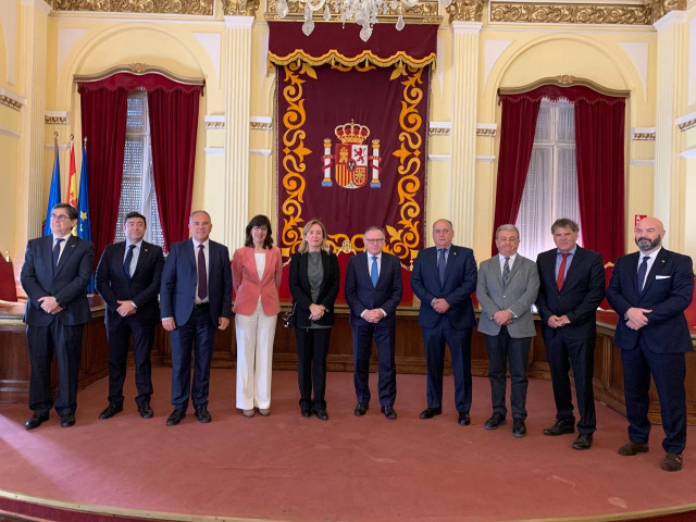 El presidente Eduardo de Castro ha recibido este viernes a una representación del cuerpo consular de Málaga con motivo de su visita