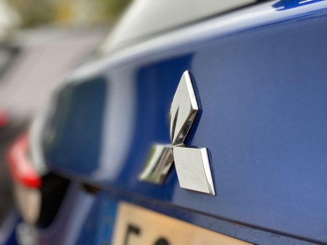 Archivo - Logo de Mitsubishi de un coche.