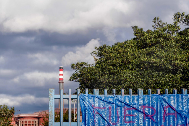 Archivo - Una pancarta que reza fuera en la valla de la fábrica de Alcoa en San Cibrao, un día después de que los trabajadores alcanzaran un acuerdo con la empresa, a 29 de diciembre de 2021, en San Cibrao, Cervo, Lugo, Galicia (España). Los trabajadores