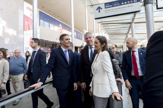 El presidente del Gobierno, Pedro Sánchez, y  la ministra de Industria, Comercio y Turismo, Reyes Maroto, en la tercera jornada de la 43 edición de la Feria Internacional del Turismo Fitur 2023.