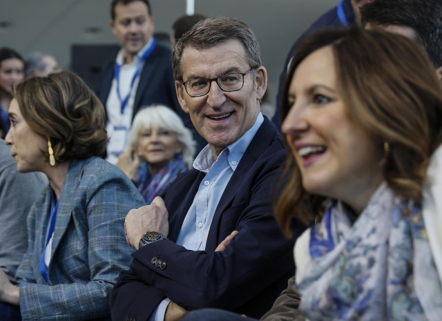 El presidente del Partido Popular, Alberto Núñez Feijóo, en la 26 Intermunicipal del Partido Popular (PP),  junto a la secretaria general del PP, Cuca Gamarra, y la secretaria general del PPCV, María José Catalá.