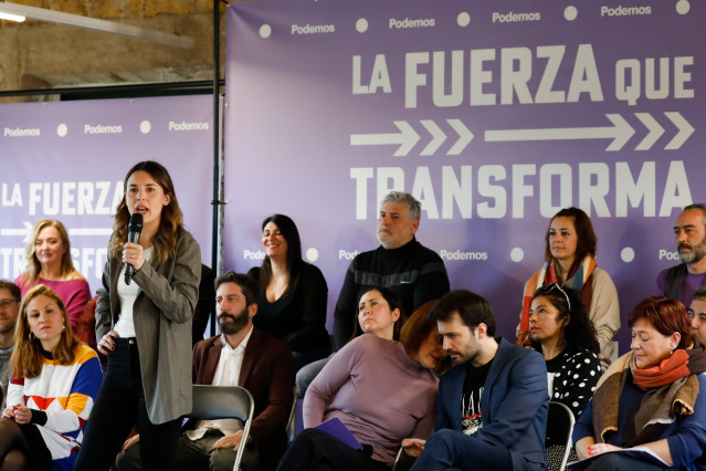 La ministra de Igualdad, Irene Montero, ha intervenido en el acto 'La Ruta que transforma', acompañada de la portavoz de Podemos en la Región, María Marín; el coordinador de la formación morada en la Región, Javier Sánchez Serna, entre otros
