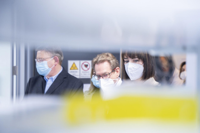 La ministra de Ciencia e Innovación, Diana Morant y el presidente de la Generalitat valenciana, Ximo Puig, durante su visita a la Fundación para la Investigación del Hospital Clínico de València Incliva