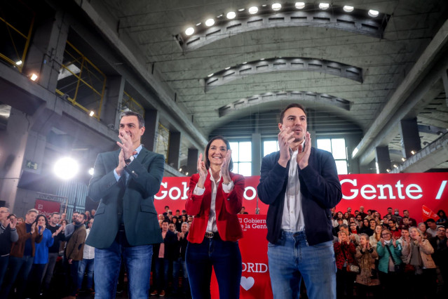 El secretario general del PSOE y presidente del Gobierno, Pedro Sánchez (i), presenta a la ministra de Industria, Comercio y Turismo, Reyes Maroto, como candidata a la alcaldía de Madrid, junto al secretario general de los socialistas madrileños, Juan Lob