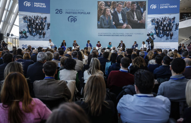 Ponencia 'Ayuntamientos, diputaciones, cabildos y consells como grandes gestores ante la crisis' en el marco de la XXVI Intermunicipal del PP en València