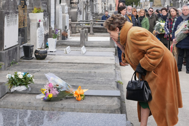 La viuda de Fernando Múgica Mapi Heras pone un ramo de flores en la tumba de Fernando Múgica cuando se cumple el 27 aniversario de su asesinato a manos de ETA, en el cementerio de Polloe de San Sebastián, a 4 de febrero de 2023, en San Sebastián