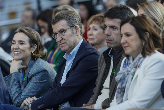 (I-D) La secretaria general del Partido Popular y portavoz de la formación en el Congreso, Cuca Gamarra; el presidente nacional del PP, Alberto Núñez Feijóo; el presidente del PPCV, Carlos Mazón; y la portavoz del Grupo Municipal Popular en el Ayuntamient
