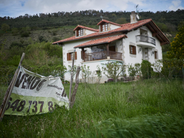 Archivo - Cartel de Se Vende en una parcela del Valle de Ezcabarte durante el día 33 del estado de alarma en la Navarra más rural, en Ezcabarte/Navarra (España) a 16 de abril de 2020.