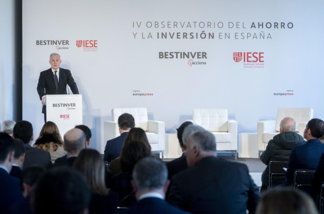El presidente de Bestinver, Enrique Pérez-Pla, interviene durante la presentación del IV Observatorio del Ahorro y la Inversión en España, en el Real Jardín Botánico de Madrid, a 1 de febrero de 2023, en Madrid, (España). El acto, organizado Bestinver e I