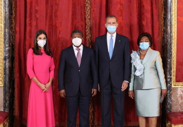 Archivo - El Rey Felipe y la Reina Letizia posan junto al presidente de la República de Angola, João Manuel Gonçalves Lourenço, y su esposa, Ana Afonso Dias, durante la celebración del almuerzo en el Palacio Real, a 28 de septiembre de 2021, en Madrid (Es