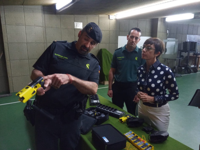 Archivo - La directora de la Guardia Civil, María Gámez, en la recepción oficial de las primeras 150 pistolas eléctricas tipo táser