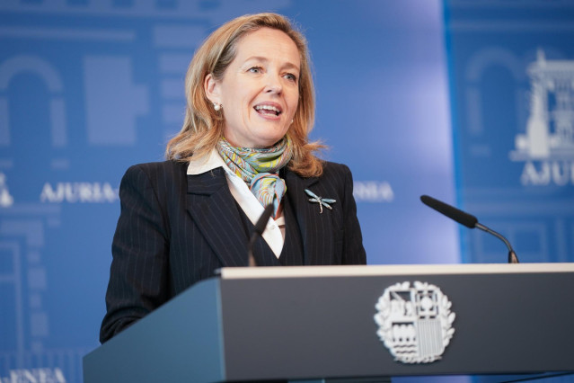 La vicepresidenta primera del Gobierno de España y ministra de Asuntos Económicos y Transformación Digital, Nadia Calviño, comparece en el Palacio de Ajuria Enea, a 3 de febrero de 2023, en Vitoria, Álava, País Vasco (España).