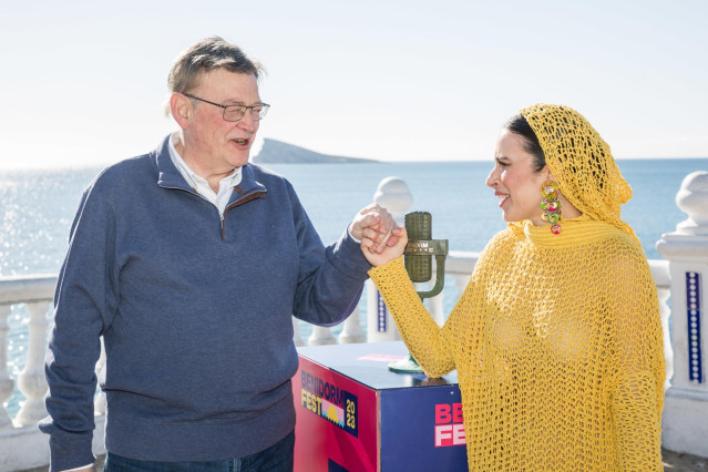 La vencedora del Benidorm Fest, Blanca Paloma, posa junto al presidente de la Generalitat Valenciana, Ximo Puig, en el Mirador del Castillo, a 5 de febrero de 2023, en Benidorm, Alicante, Comunidad de Valencia (España). La artista ilicitana ha sido la ele