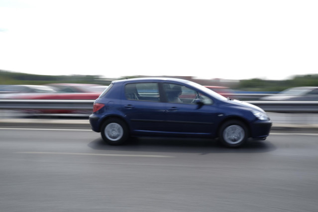 Archivo - Un coche circulando por la carretera.