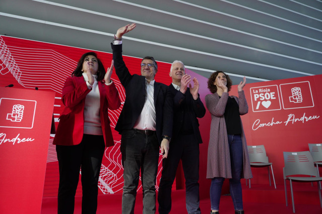 (I-D) La presidenta del Gobierno de La Rioja, Concha Andreu;  el portavoz del PSOE en el Congreso de los Diputados, Patxi López; el alcalde de Logroño, Pablo Hermoso de Mendoza., en un acto este domingo en Logroño.