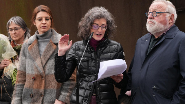 La eurodiputada y hermana de Joseba Pagazaurtundúa, Maite Pagazaurtundúa, interviene junto a la portavoz de la asociación Ego Non, Natalia Merino (2i), a la viuda, Estíbaliz Garmendia (1i), y al filósofo Fernando Savater, en un acto cívico en Andoain