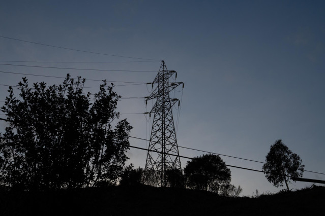 Archivo - Tendido eléctrico, a 31 de diciembre de 2022, en Barcelona, Cataluña (España).