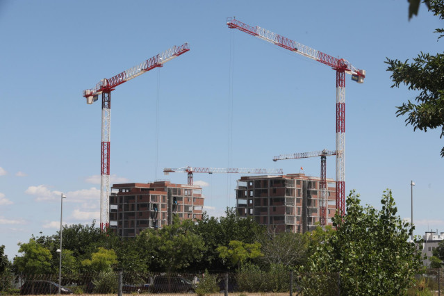 Archivo - Edificio de viviendas en construcción en Madrid
