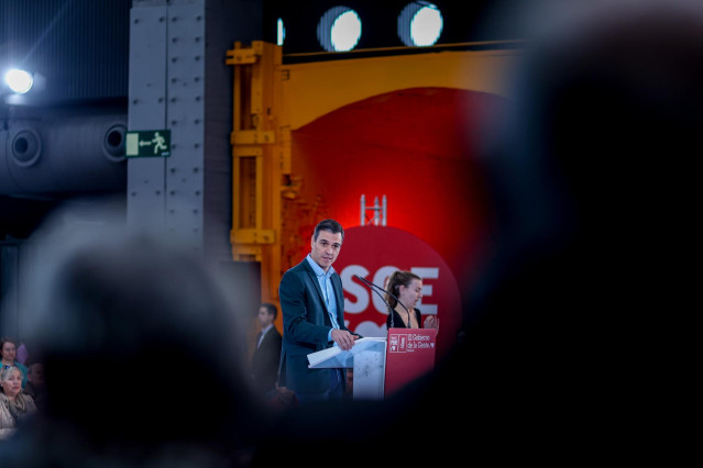 El secretario general del PSOE y presidente del Gobierno, Pedro Sánchez interviene en el acto de presentación de reyes Maroto como candidata a la alcaldía de Madrid, en La Nave, a 4 de febrero de 2023, en Madrid (España). Maroto fue anunciada como alcalda