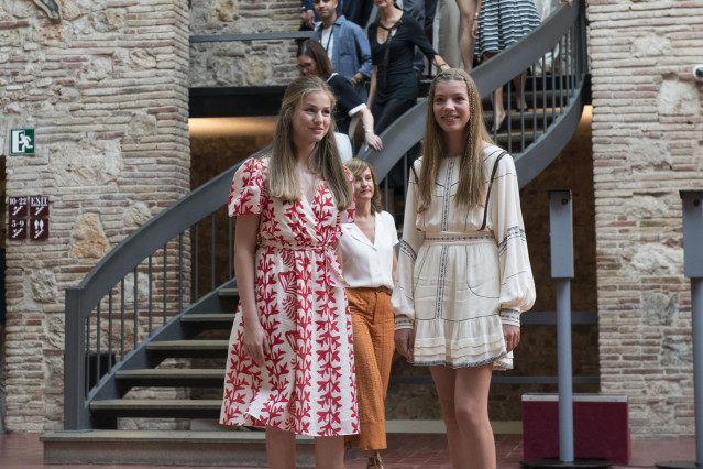 Archivo - La Princesa Leonor (i) y la Infanta Sofía (d) a su llegada al teatro museo Dalí de Figueres, a 3 de julio de 2022, en Figueres, Girona