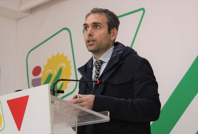 El coordinador general de IU Andalucía, Toni Valero, en rueda de prensa en Málaga.