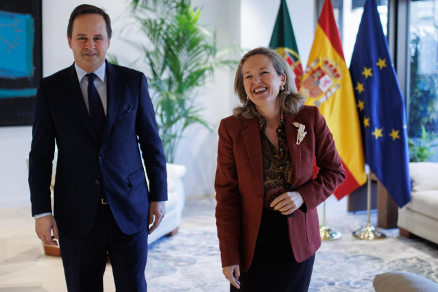 El ministro de finanzas de Portugal, Fernando Medina y la vicepresidenta primera y ministra de Asuntos Económicos y Transformación Digital, Nadia Calviño, a su llegada a participar en el evento 'Economic priorities for Europe in 2023', a 6 de febrero de 2