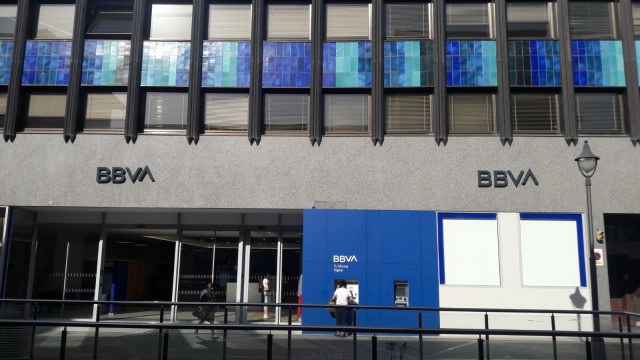Archivo - Oficina BBVA a plaça de l'Olivar