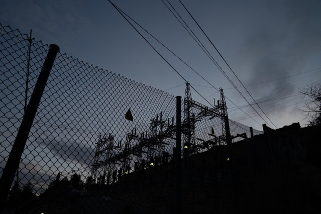 Archivo - Tendido eléctrico, a 31 de diciembre de 2022, en Barcelona, Cataluña (España).
