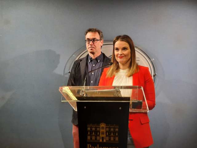 La presidenta del PP de Baleares, Marga Prohens, con el portavoz del Grupo Parlamentario Popular, Antoni Costa, antes de la rueda de prensa de este lunes.