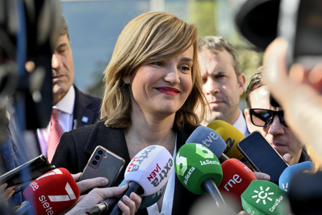 La ministra de Educación y Formación Profesional y portavoz del PSOE, Pilar Alegría, atiende a los medios antes de presidir el acto de entrega de Certificados de profesionalidad a 15 de febrero del 2022 en Jaén (Andalucía).