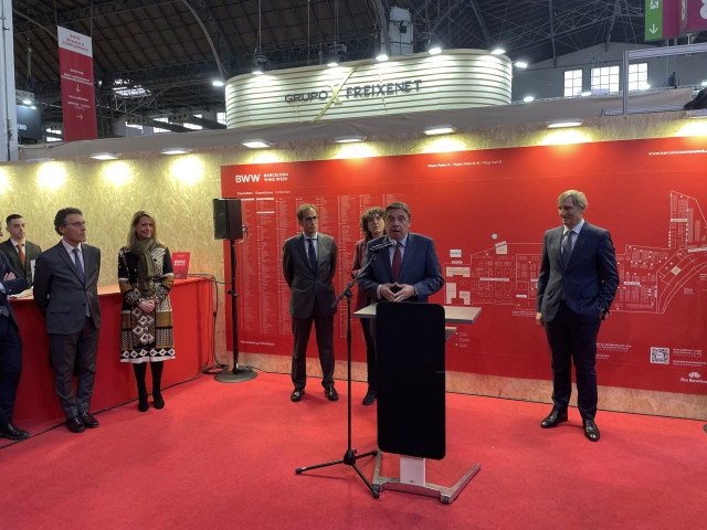 Luis Planas junto a Teresa Jordà, Pau Relat, Javier Pagés y Maria Eugènia Gay en la inauguración del Barcelona Wine Week (BWW) en la Fira de Barcelona