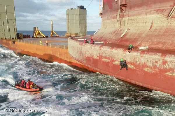 Dos activistas de Greenpeace se une a los cuatro que ya habían subido a bordo de la plataforma, contratada por Shell, que se encuentra en aguas al norte de Canarias