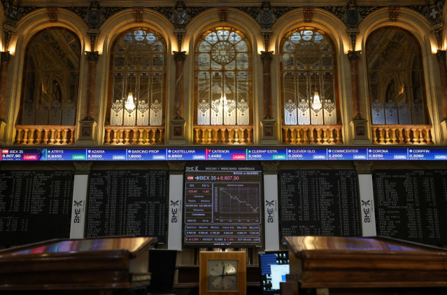 Un panel del Ibex 35 en el Palacio de la Bolsa, a 19 de enero de 2023, en Madrid (España). El Ibex 35 cotizaba en la media sesión con una caída del 1,44% y todos sus valores en rojo, lo que le llevaba a situarse en los 8.804,8 enteros, en una jornada en l