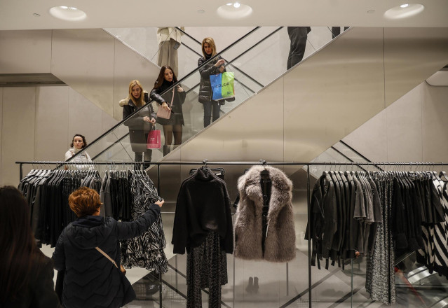 Archivo - Clientes en una tienda de Zara en Valencia.