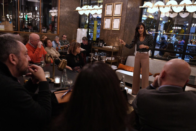 La vicealcaldesa de Madrid, Begoña Villacís, se reúne con afiliados en el Café Comercial, a 6 de febrero de 2023, en Madrid (España).