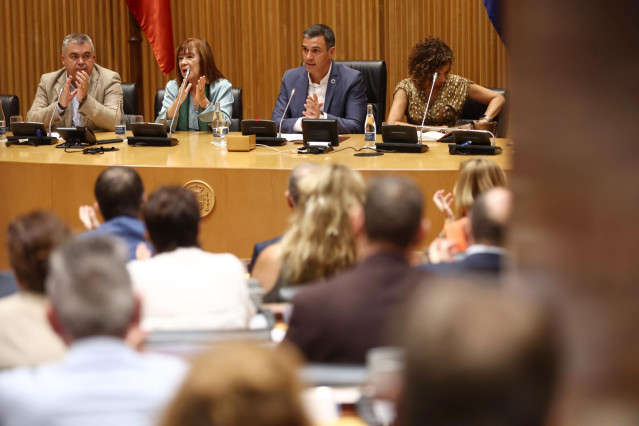 Archivo - El secretario de Organización del PSOE, Santos Cerdán; la vicepresidenta primera del Senado, Cristina Narbona; el presidente del Gobierno, Pedro Sánchez y la ministra de Hacienda, María Jesús Montero, durante la  interparlamentaria de septiembre